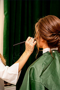 化妆师用化妆刷在脸部上打一个化妆品金币基金会女孩工作签证女士头发腮红女性肤色古铜色治疗图片