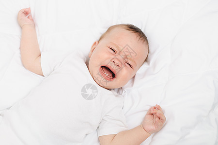 婴儿在婴儿床里哭 宝宝长牙了 婴儿绞痛 饿宝贝牙齿出牙期童年婴儿床新生手指情感家庭男生孩子图片