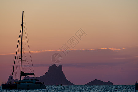两艘帆船在日落时由Es Vedra轮游图片