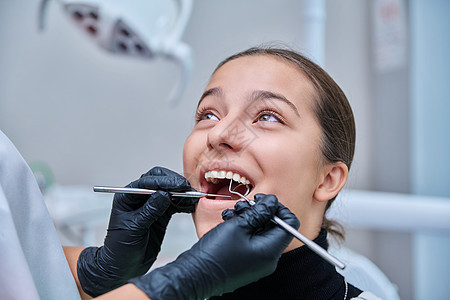在诊所接受牙科检查的年轻少女女青年医院牙疼牙齿矫正牙医病人女孩女性卫生专家图片