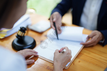 法律与合法性 律师肖像和客户在重要合同文件上签字的客户金融阅读人士套装摄影保险职业状况协议经理图片