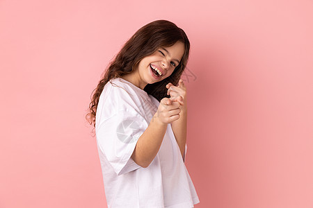 满足的小女孩指着镜头 微笑 做快乐的选择 我们需要你的概念 (笑声)图片