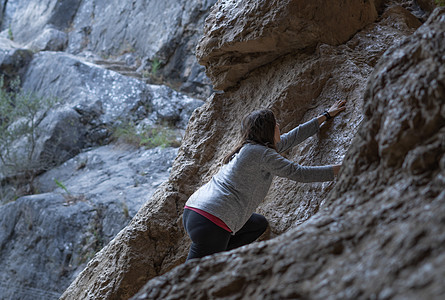 青年女子攀岩岩石运动力量风险绳索高度女士登山者石头风景图片