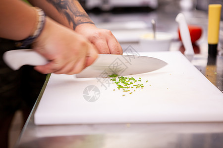 白切割桌上切开大厨的绿菜图片