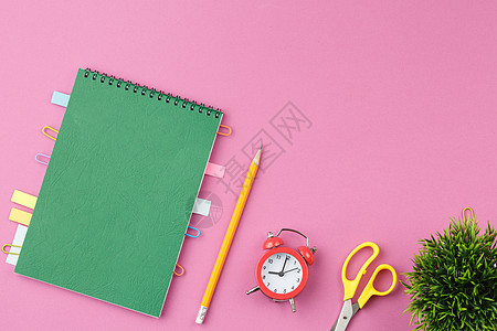 在粉红色背景上用铅笔作笔记图片