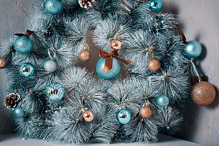 在混凝土墙背景上 圣诞蓝花圈发光松树房间假期水泥枝条礼物花圈公寓花冠叶子图片