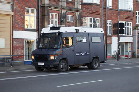 准备行动 一辆单人警车停在街上图片