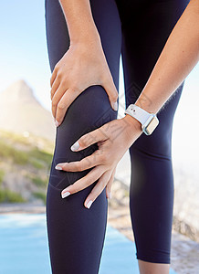 在开普敦锻炼 锻炼或跑步训练的膝盖疼痛 健身或肌肉或腿部受伤的运动女性 跑步者 健康和运动员在健康运动中有医疗紧急情况或膝关节图片
