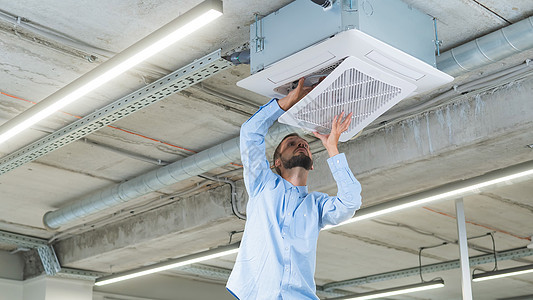 白胡子男正在修理办公室的空调机 他叫控制技术电工工具男人护发素承包商天花板男性职业图片