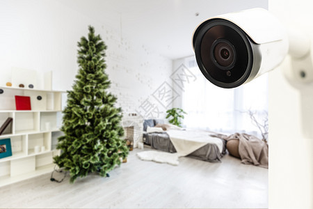 在舒适公寓的白墙上拍摄现代无线监视摄像头 近距离瞄准物体视频技术相机眼睛长椅手表天线凸轮记录男性图片