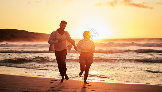 剪影情侣 海滩日落和暑假户外跑步 蜜月旅行和马尔代夫热带度假 影男爱女和放松的海洋 黄昏和快乐的海乐一起玩图片