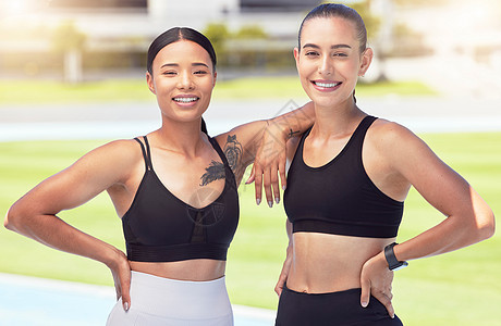 运动员健身 锻炼和锻炼朋友在户外运动跑道 体育场或竞技场上身体健康 女性在有氧运动后微笑快乐 看起来强壮 健康和苗条图片