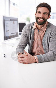 我的工作空间允许我做我自己 一个英俊年轻男人坐在办公室的办公桌前的肖像图片