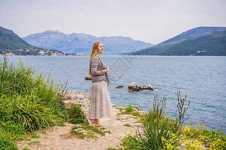 黑塞格诺维老镇的女游客 黑山新黑塞格历史和旅游中心假期稻草建筑学女孩天空建筑物景观地标女性支撑图片