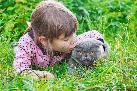 孩子和猫 有选择的焦点孩子们幸福皮带婴儿情绪场地女孩温暖太阳笑声图片