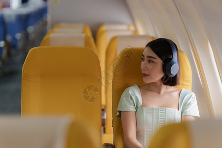 飞机WIFI乘坐飞机飞行时使用智能手机与wifi互联网连通的年轻女性亚洲裔女士航空公司空气日出运输技术蓝色地平线客机行李涡轮背景