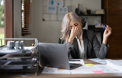 在家用笔记本电脑工作的有压力的商业妇女看着忧心 疲劳和不堪重负秘书女士员工办公室职场成人施工沮丧女性标志图片