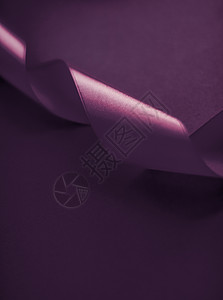 紫底背景的卷卷丝丝丝带摘要 用于促进假日销售产品的独家豪华品牌设计以及美容艺术邀请卡背景画片礼物紫色问候语丝绸李子织物展示店铺魅图片