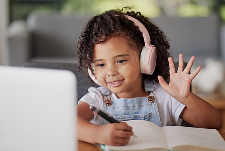 视频通话 笔记本电脑和教育孩子在网上课堂交流 交谈或在家交谈时挥手打招呼 带笔和笔记本的远程学生女孩的电子学习 家庭学校和问题图片