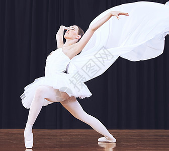 芭蕾舞 舞台表演和戏剧制作中的女性 专业舞蹈比赛的开始和服装的移动 芭蕾舞演员学生在学校音乐会上保持平衡图片