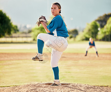 棒球投手 球类运动和一名女运动员准备在竞技比赛或球场比赛中投掷和投球 健身 锻炼和锻炼 与一名女运动员在场外训练图片