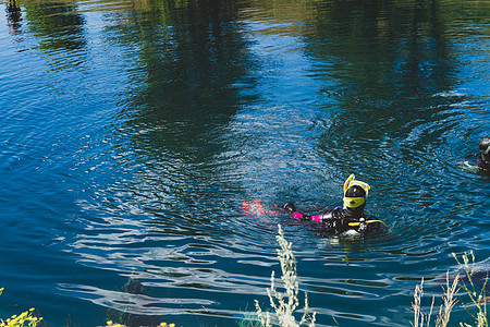 潜水员在水中 河底研究 寻找失踪人员图片