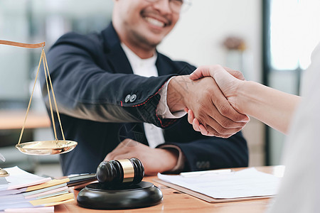 商务人士握手与他的合伙人律师或律师讨论合同协议达成协议男性商业法官战略法庭办公室拍卖司法顾客团队图片