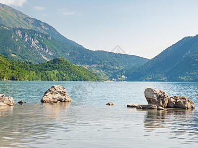 山湖Molveno的蓝绿水岸上的石堆生活旅游巨石石灰石高山鹅卵石蓝色夏令国家风景图片