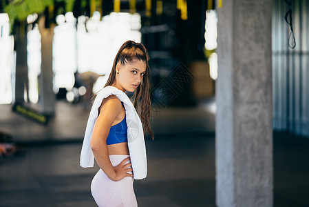 健康的年轻女子在健身房接受培训后放松口渴俱乐部运动减肥毛巾福利身体训练重量运动装图片