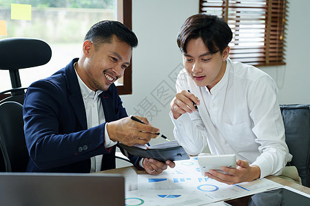 财务 规划 营销和会计 亚洲年轻经济学家使用计算器与合作伙伴计算投资文件以获利 与其他公司竞争会议办公室预算报告经济金融数据战略图片