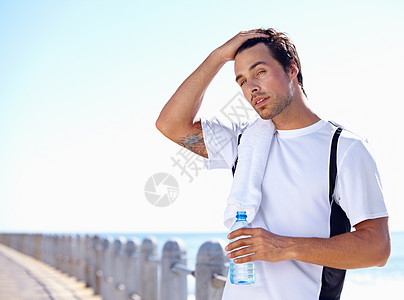 水合物休息 一个年轻人在外面锻炼时在打水斗 (笑声)背景