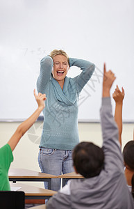 失去对班级的控制 一个尖叫的老师 她的学生亲手在空中图片