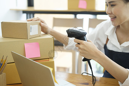 女性在线企业主扫描包裹条码标记命令企业家商品运输货物营销商业电子商务顾客邮件图片