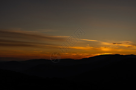 日落在山中的夏月风中天空橙子太阳峡谷森林娱乐阳光旅行环境场景图片
