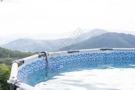 游泳池和山顶风景及自然景观的图景图片