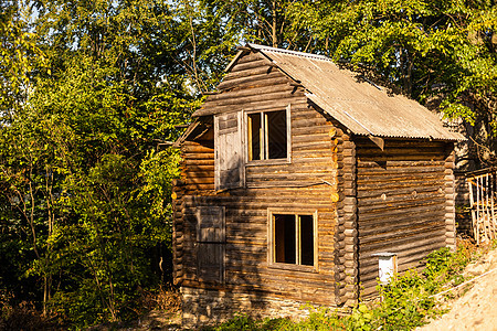 乌克兰喀尔巴阡山脉的古老木木屋农场森林木头树木房子孩子历史建筑学旅行太阳图片
