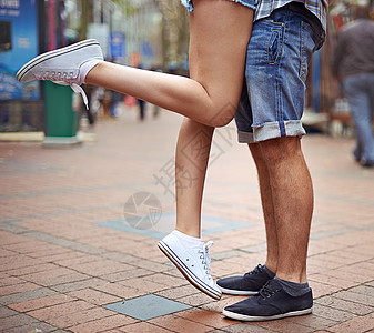 老派的浪漫 一对深情情侣的腰部以下短片 女孩抬起她的一条腿图片