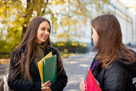 学习概念 两个离大学近的学生女生图片