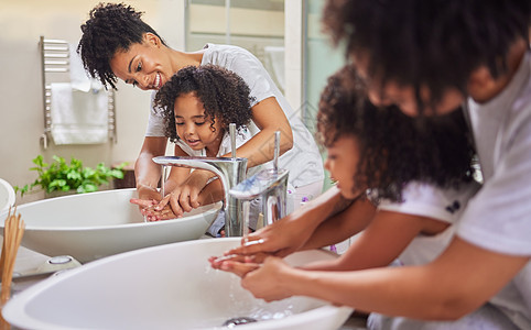 妈妈和孩子在浴室里洗手 清洁和学习卫生 有女孩教学和帮助她用肥皂和水洗手以促进儿童健康发展的年轻母亲图片
