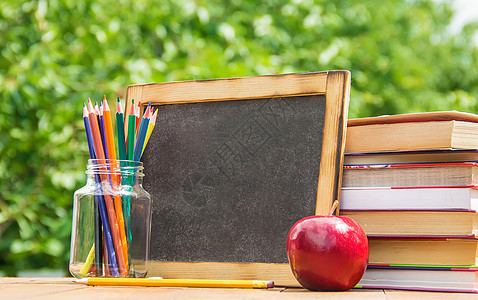 学校用品 孩子学习 有选择的焦点女孩水果青年学生方程童年班级女性教育课堂图片