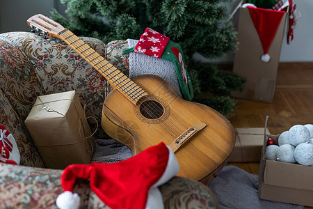吉他 在背景中装饰圣诞树细绳艺术圣诞尤克里里乐器木头文化新年礼物照明图片