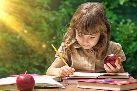 红苹果的小孩学生 有选择的重点女孩家庭作业铅笔学习教训课堂教育瞳孔孩子们班级图片