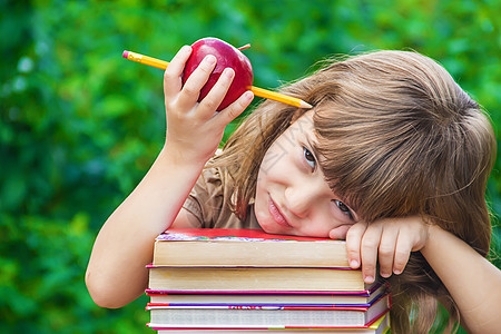 有红苹果的小女孩学生 有选择的焦点 大自然瞳孔游戏教训学习家庭作业女孩电话铅笔女性婴儿图片