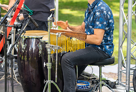 在一个街头民谣节特场的舞台上 一个鼓手在联唱团演奏鼓声图片