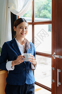 一张亚洲女商务人士的画像 在休息时 脸上挂着快乐的笑脸 手里拿着一杯咖啡休闲头发企业家生意沙发个性摄影中年人陶器商务图片