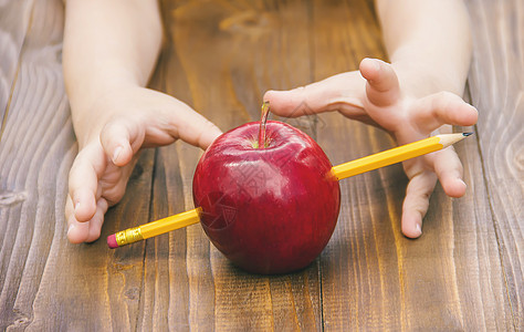 学校用品 孩子学习 有选择的焦点女孩青年框架黑板学生女性食物教育标签女学生图片