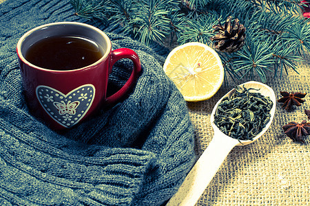 红茶杯 心型的红茶 用羊毛围巾包起来食物麻布星星锥体饼干勺子柠檬庆典甜点假期图片