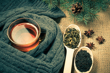 茶杯包在羊毛围巾和木勺子中 有干茶叶图片
