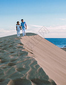 在西班牙大加那利岛马斯帕洛马海滩上行走的一对夫妇 在沙丘沙漠中男女假期冒险女孩旅行女性海洋旅游太阳夫妻自由图片