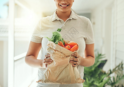 棕色杂货纸袋中的健康食品 送货和蔬菜 用于干净的素食饮食 新鲜有机成分在站在家里的女性手中 女性的营养 素食与健康图片